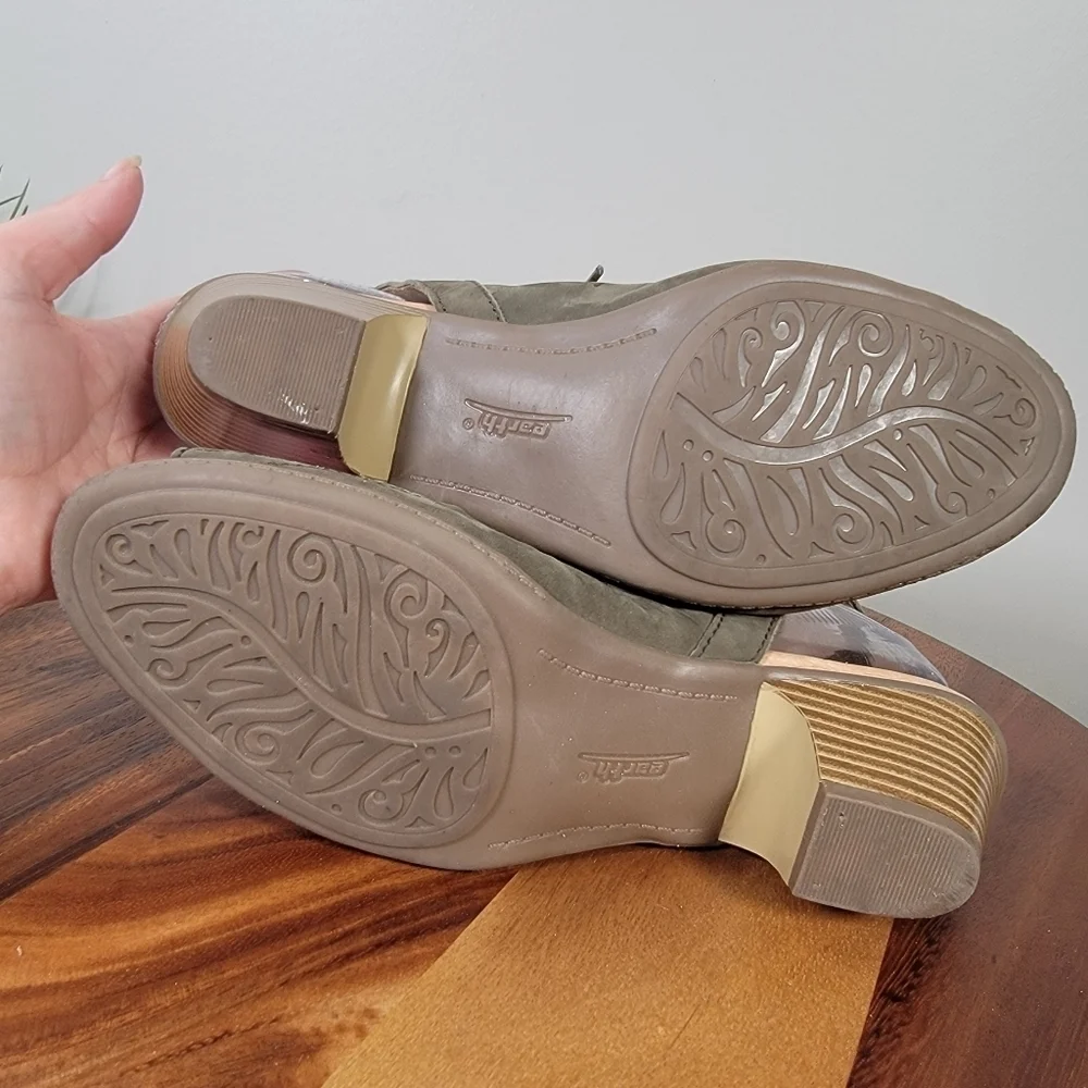 Earth Olive Green Leather Heeled Sandals Oerforated Design Lace up Size 9 D Wide